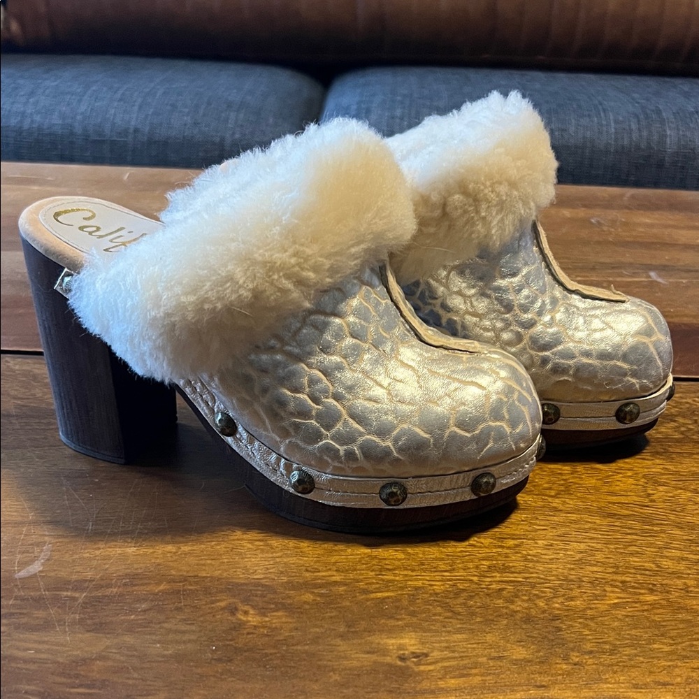 California Vintage Women's Cream Fur Clogs